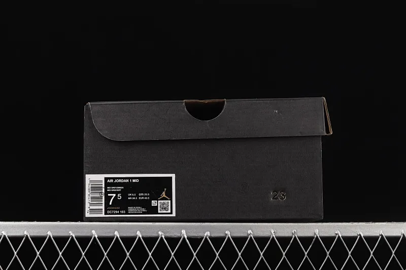 All categories Air Jordan Jordan series basketball shoes Air Jordan 1 Mid Different versions Air Jordan 1 Mid AJ1 Joe 1 white gray green mid-top basketball shoes DC7294-103